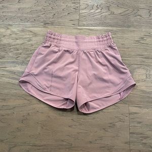 Lululemon Hotty Hot Low-Rise Lined Shorts 4” in Pink size 0